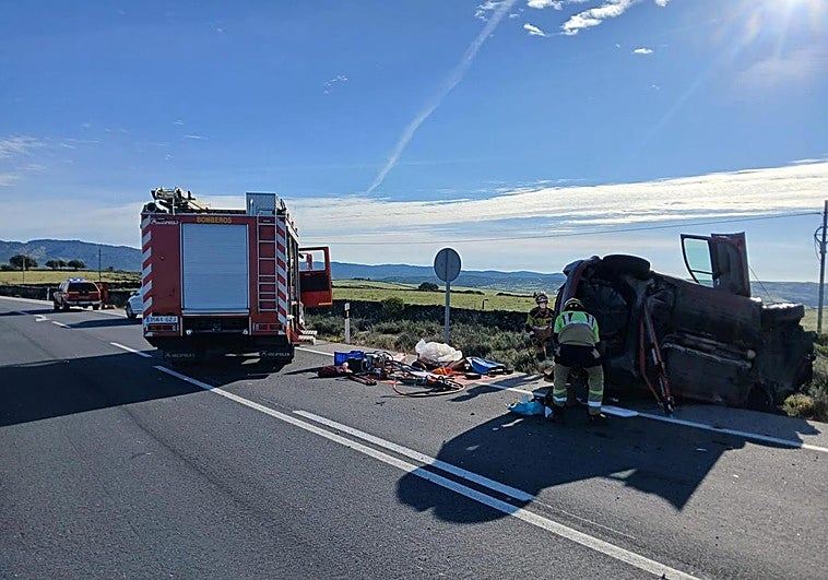 Los bomberos excarcelan a una conductora tras volcar su turismo cerca de Valencia de Alcántara