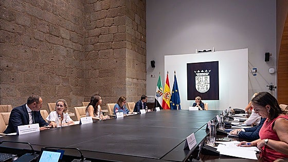 PP y Vox alcanzan un acuerdo para evitar la parálisis de la administración regional