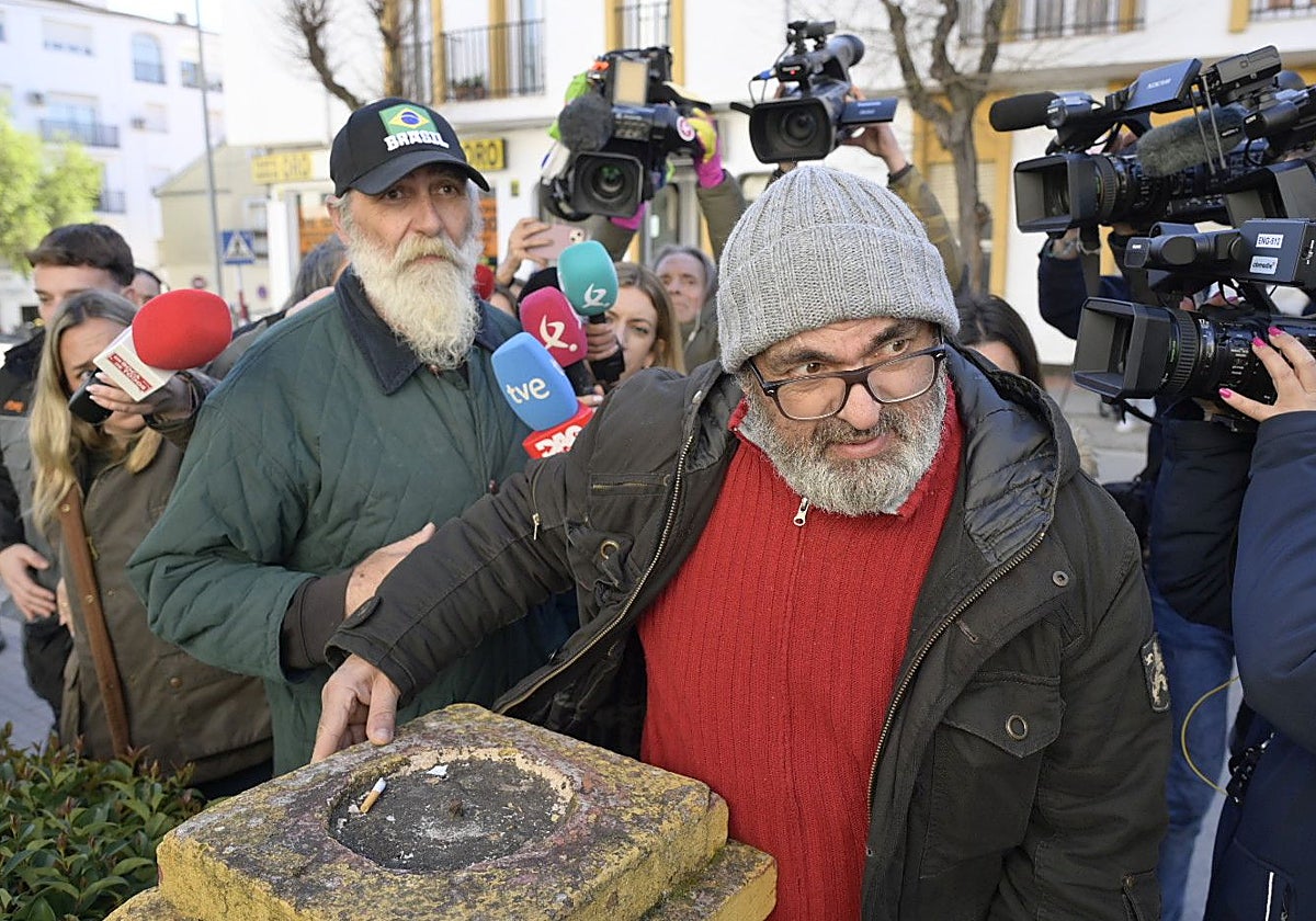 Los dos hermanos entrando a declarar hace unos días, Juli delante.