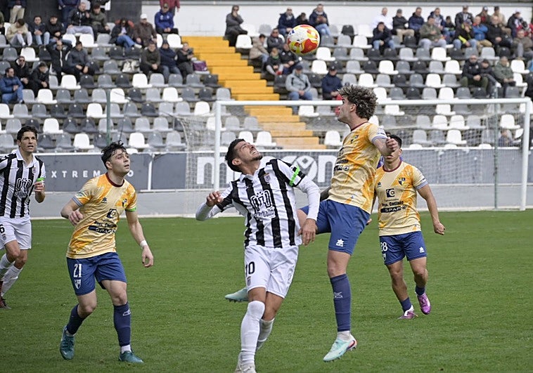 El Badajoz se estrella contra la barrera táctica del bloque bajo