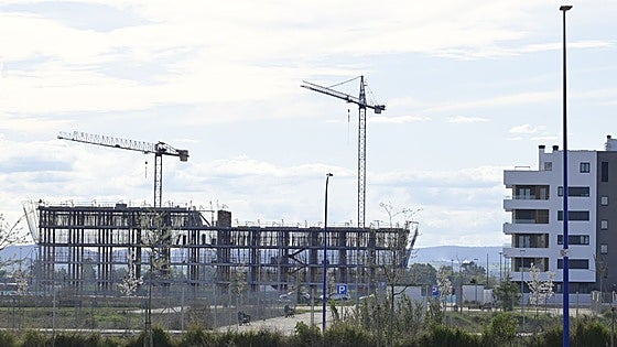 La escasez de suelo urbanizado y de mano de obra lastran la edificación de vivienda