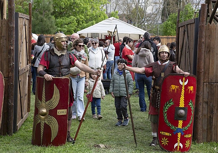 Unos militares de otro tiempo en la Isla