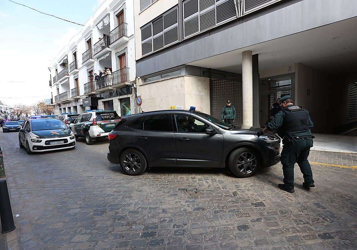 Los dos hermanos declaran ante el juez en Villafranca de los Barros, tras ser increpados a su llegada