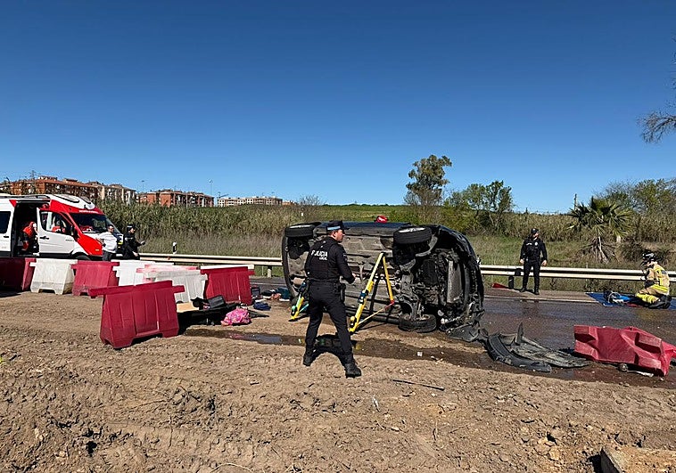 Dos personas excarceladas tras volcar un coche en la zona en obras de la carretera de Sevilla