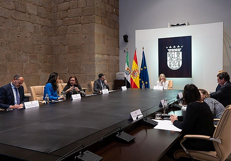 El acuerdo entre PP y Vox para la Junta en funciones permite destituir altos cargos