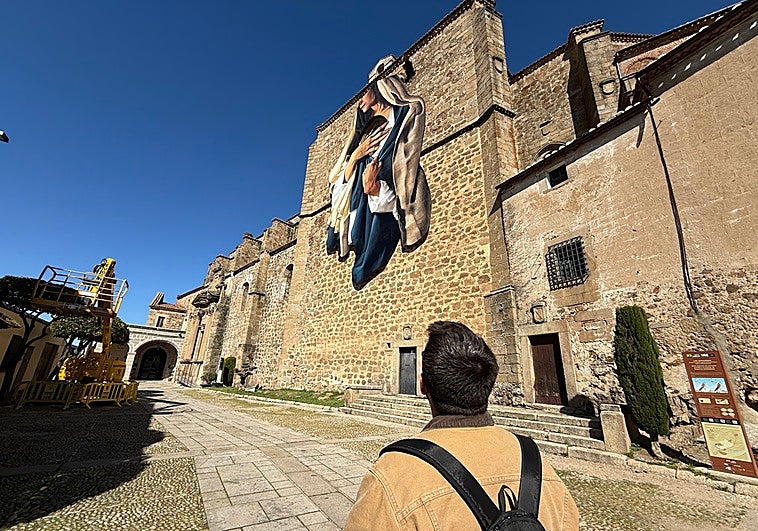 Un mural de 18 metros dedicado a la Virgen, emblema de la próxima Semana Santa de Plasencia