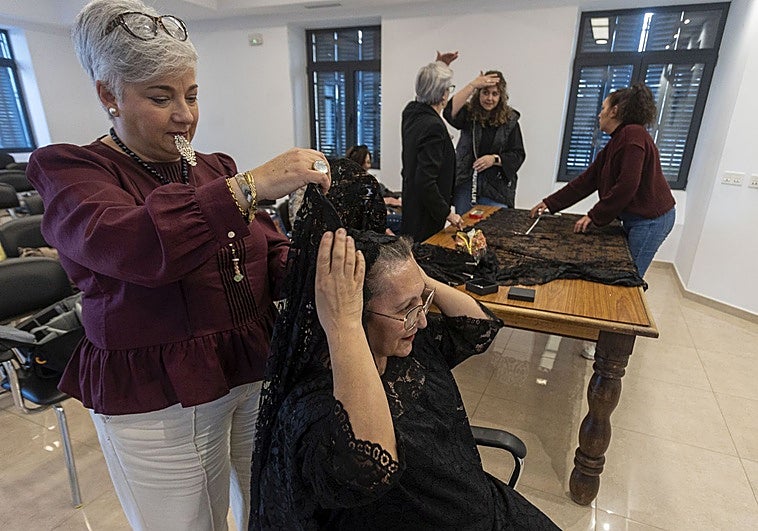Las mantillas cogen impulso en Cáceres para la Semana Santa