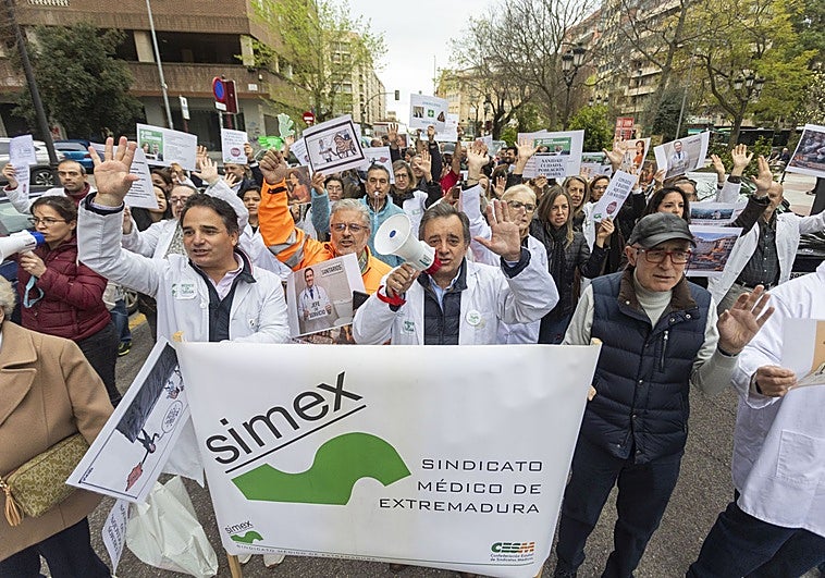 Los médicos extremeños en huelga: «Esto no es político; no podemos trabajar 96 horas a la semana»