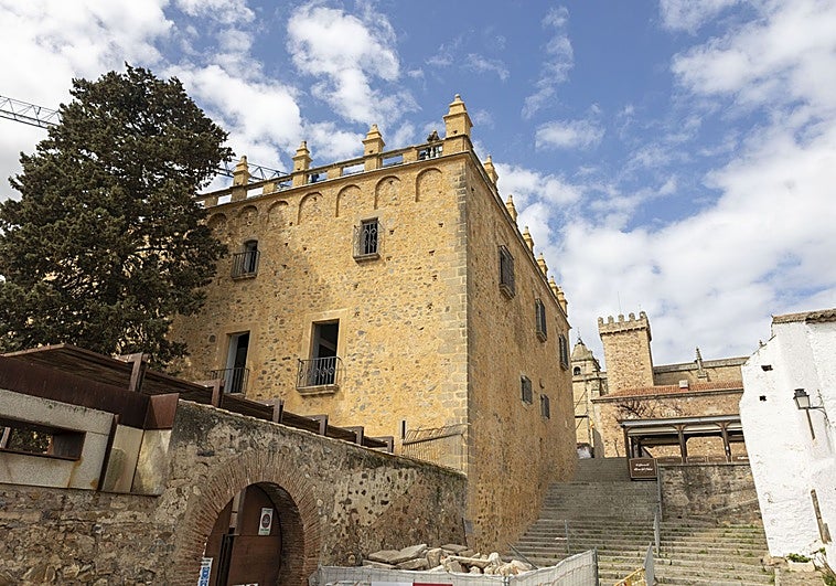 El Museo de Cáceres muestra ya su nueva fachada y su balaustre tras ser restaurado