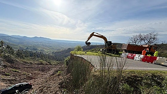 Comienzan las obras para reparar el socavón de la carretera entre Berzocana y Logrosán