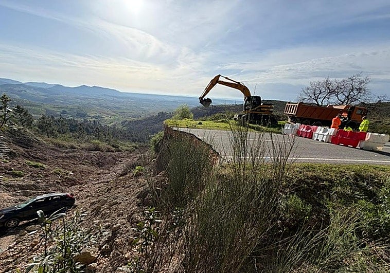 Comienzan las obras para reparar el socavón de la carretera entre Berzocana y Logrosán