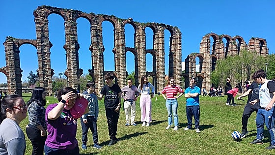 1.100 estudiantes de España y Portugal participan en la jornada Mérida-Unesco en el acueducto de los Milagros