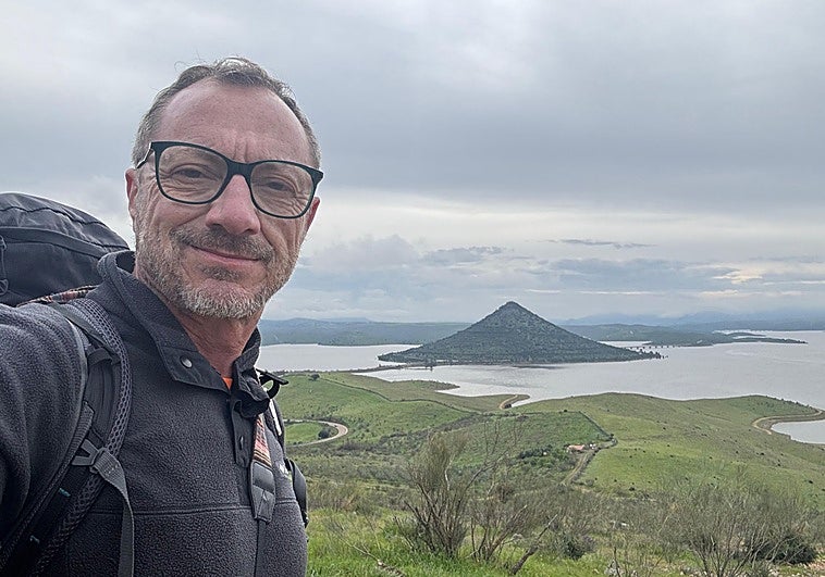 Manuel durante su gran caminata en busca de la Extremadura real: «No existe la crispación que crean los políticos»