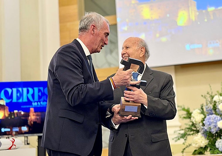 La reunión de las Ciudades Patrimonio en Cáceres arranca con el premio a la Fundación Tatiana