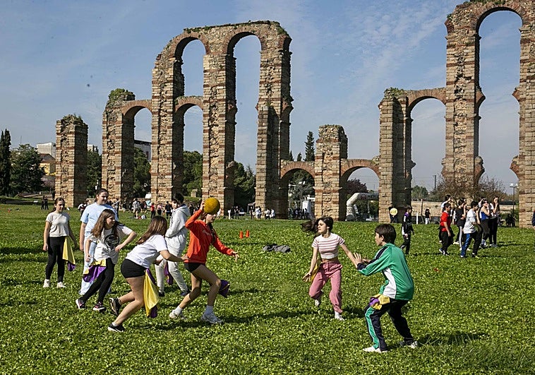 Fiesta, deporte y orgullo del patrimonio con más de 1.000 escolares en el acueducto de Los Milagros