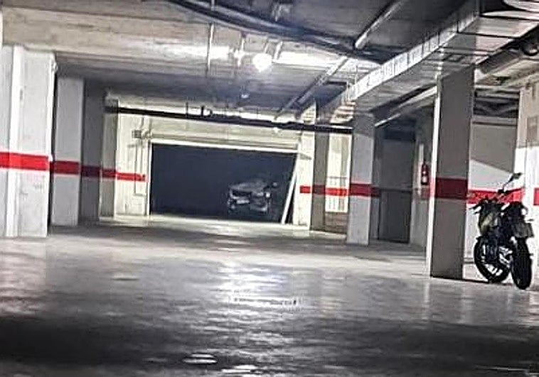 Sufre un accidente en el puente de la Universidad, huye, es detenido en un garaje cercano y da positivo en alcoholemia