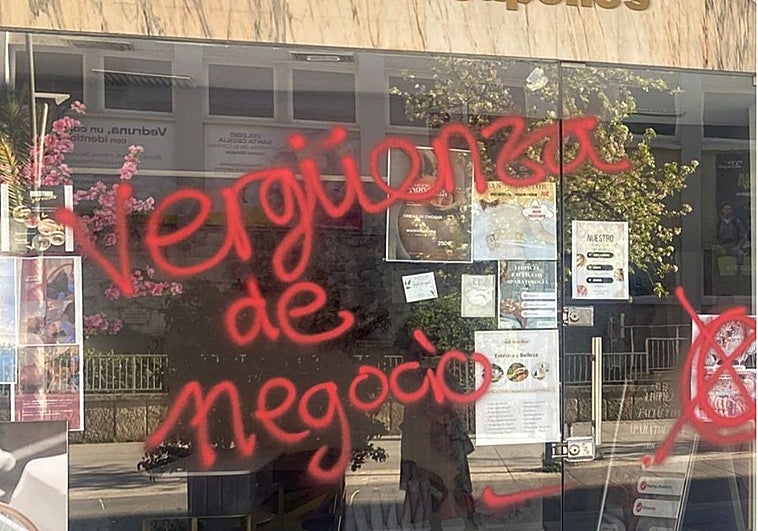 Vandalizan un negocio del centro de Cáceres por ofrecer sesiones de belleza para niñas