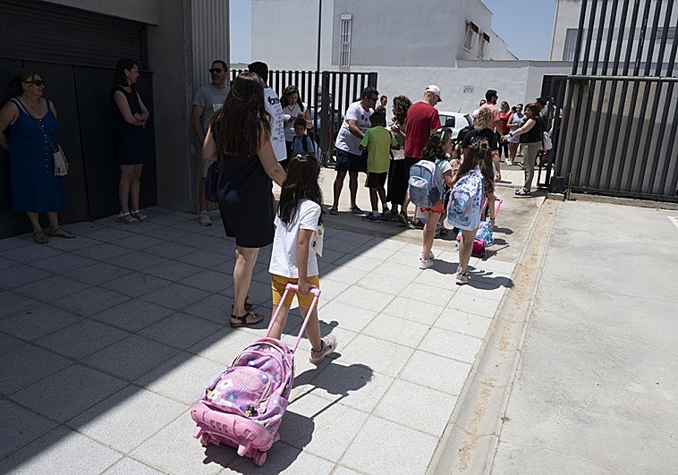 Los maestros del colegio Cerro Gordo exigen tener conserje: «Los menores están en riesgo»
