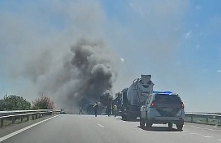 Un conductor herido al arder su camión tras una salida de vía en la A-5 en Badajoz