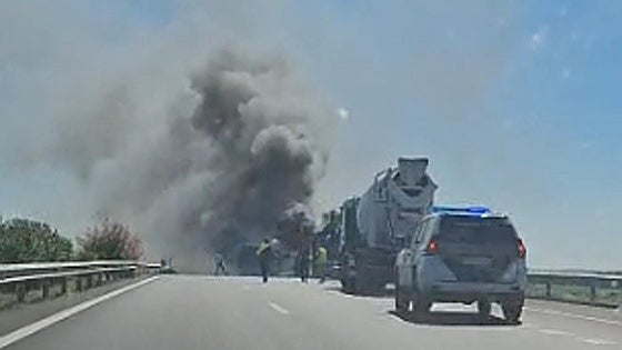 Un conductor herido al arder su camión tras una salida de vía en la A-5 en Badajoz