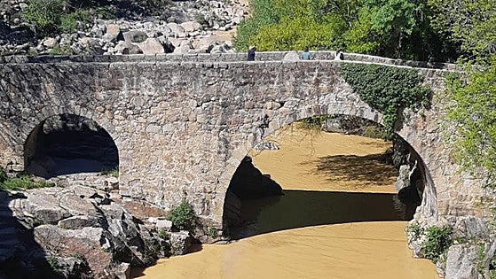 Robledillo de la Vera se queda sin suministro de agua por un desprendimiento de tierra en la sierra