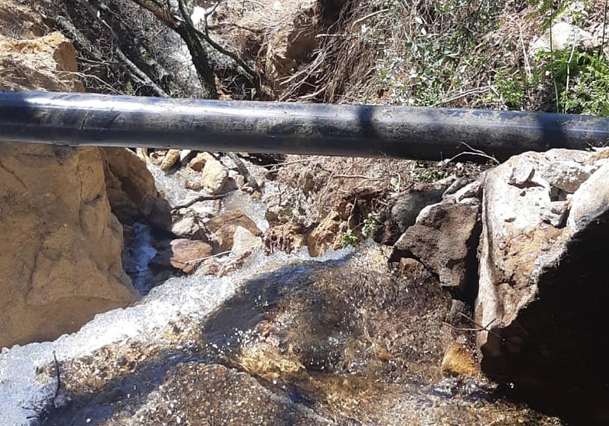 Robledillo de la Vera se queda sin suministro de agua por un desprendimiento de tierra en la sierra