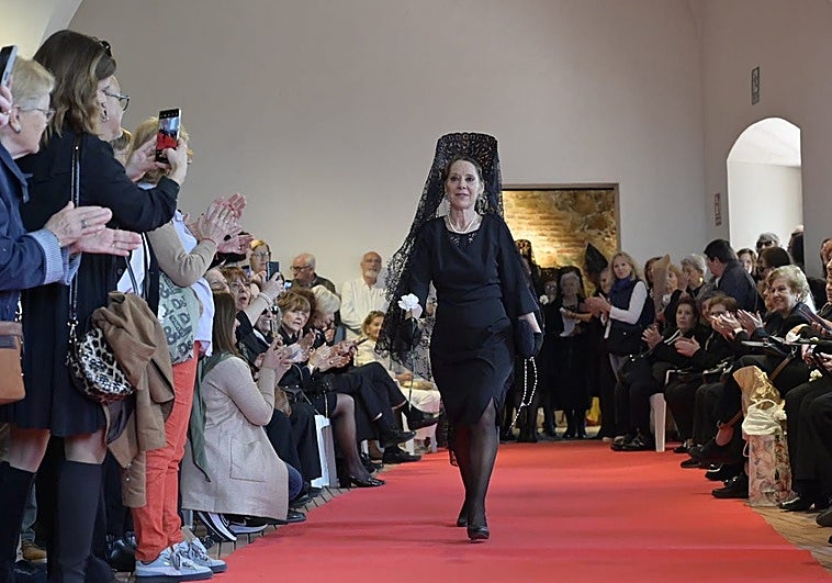 Las mantillas de Semana Santa conquistan la alfombra roja en Badajoz