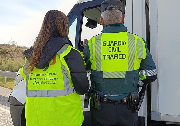 Cinco conductores profesionales dan positivo en drogas en controles de la Guardia Civil y Trabajo en Extremadura