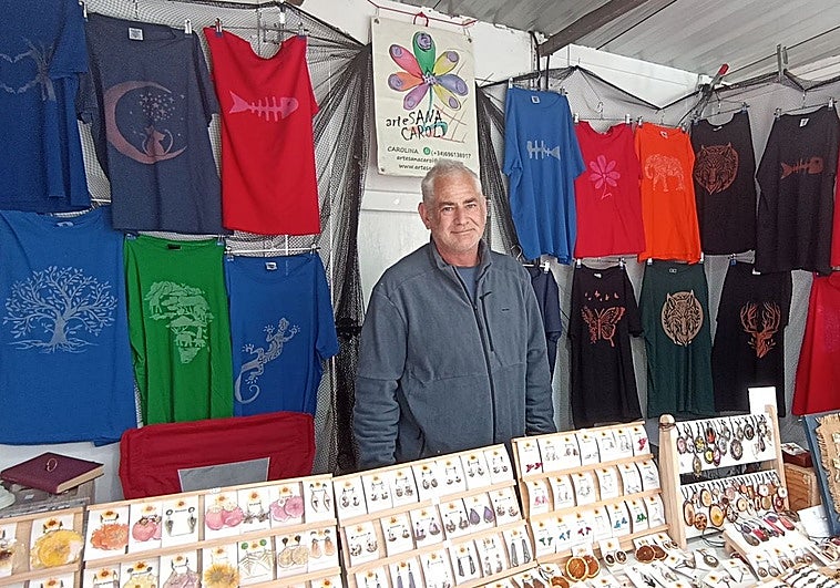 Los artesanos del mercado cacereño de Cánovas piden que se defienda el trabajo hecho a mano