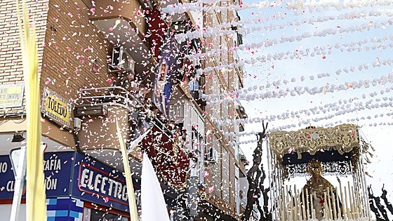 San Roque colma de flores a la Virgen de la Palma en su procesión de La Borriquita