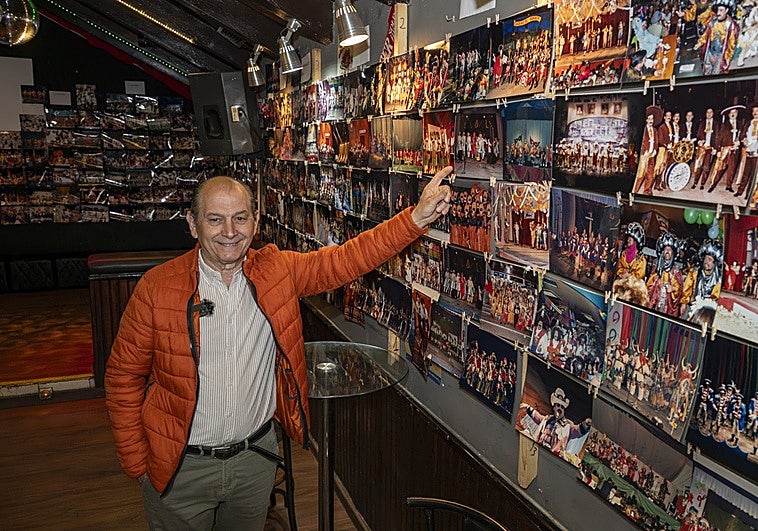 El bar la Buhardilla se empapela con 805 fotos de murgas del Carnaval de Badajoz