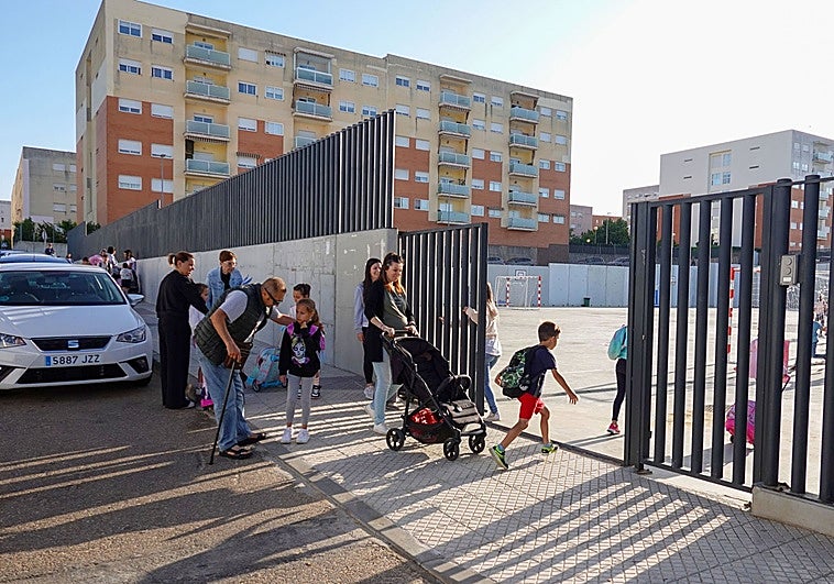 El Ayuntamiento no estudiará si poner conserje en el colegio del Cerro Gordo hasta que Educación termine su investigación