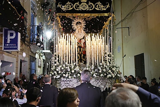 Lunes Santo de fervor y petalada en Badajoz: «No puedo explicar con palabras lo que siento»