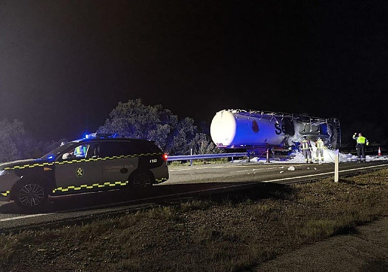 El incendio de un camión obliga a cortar la A-66 a la altura de Monesterio