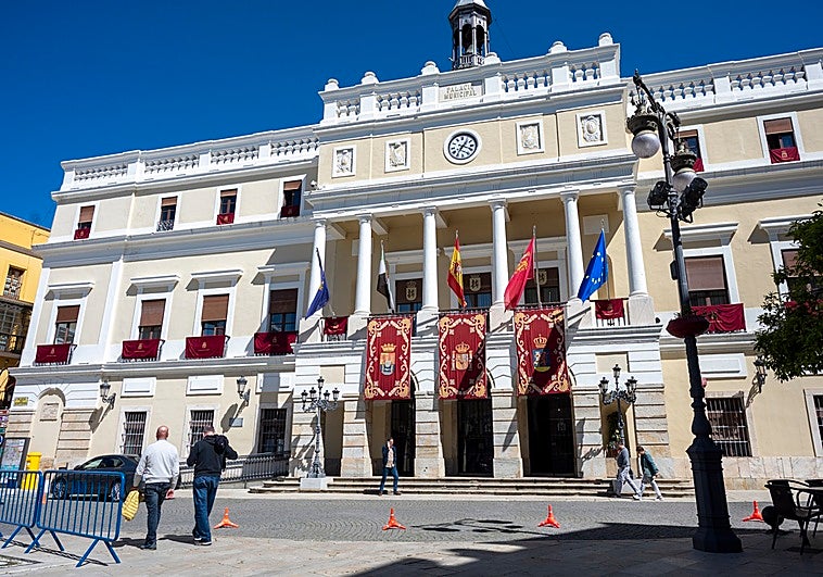 Seguridad privada vigila la entrada del Ayuntamiento de Badajoz por primera vez