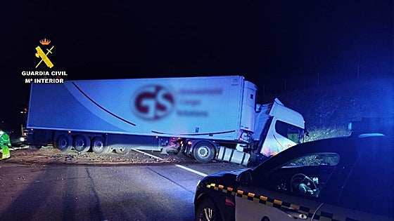 Un camión se sale de la A-5, invade el otro carril y provoca el corte de la autovía