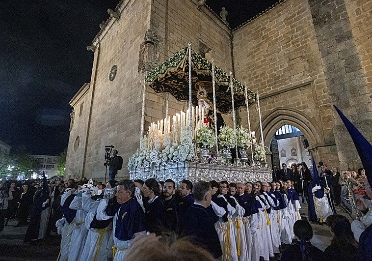 La Esperanza desata el fervor popular el Miércoles Santo en Cáceres
