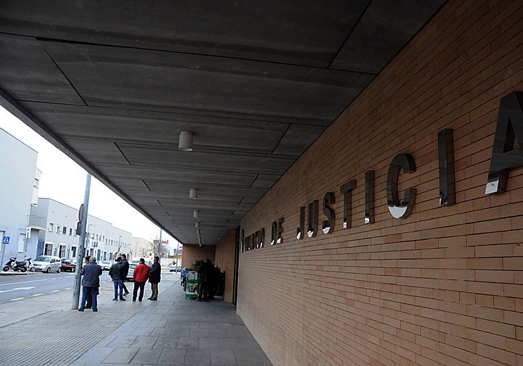 Denuncian a dos empleados de la Junta de Extremadura por cobrar de una empresa privada