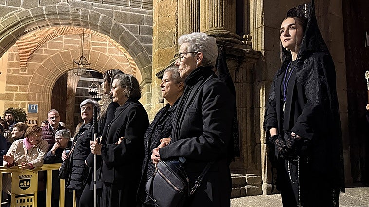 La fe toma las calles de Plasencia en una noche serena
