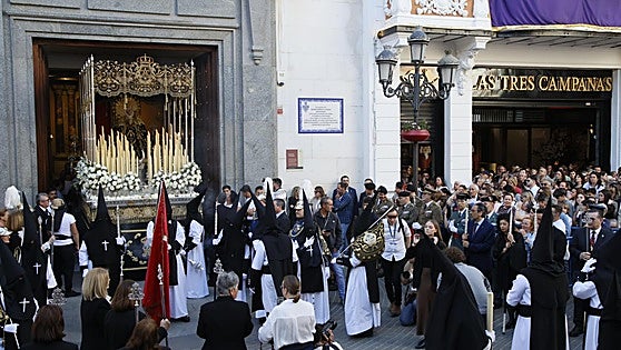 La Patrona de Badajoz reina en un Jueves Santo pleno con la Vera Cruz y San Agustín