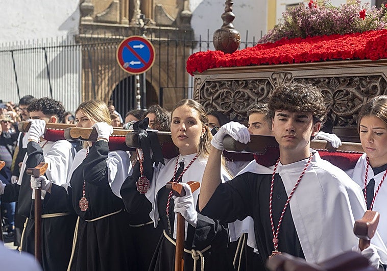 La Semana Santa de Cáceres presume de músculo con la procesión de los Estudiantes