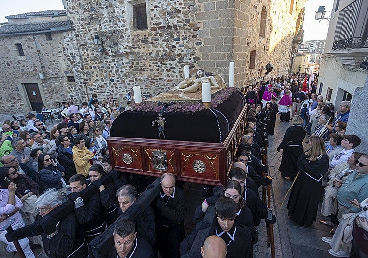 Y al tercer Viernes Santo, salió: la Virgen de la Soledad recorre al fin las calles de Cáceres