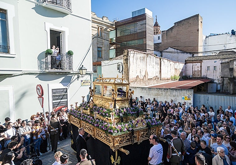 El Santo Entierro lleva la sobriedad a las calles de Badajoz tres años después