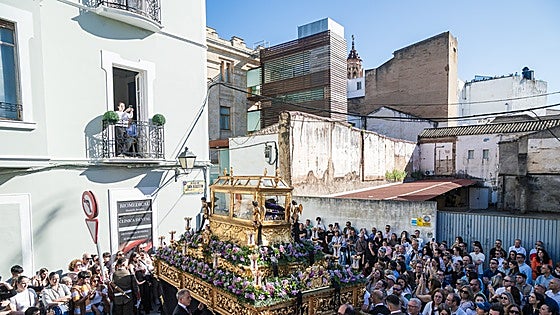 El Santo Entierro lleva la sobriedad a las calles de Badajoz tres años después
