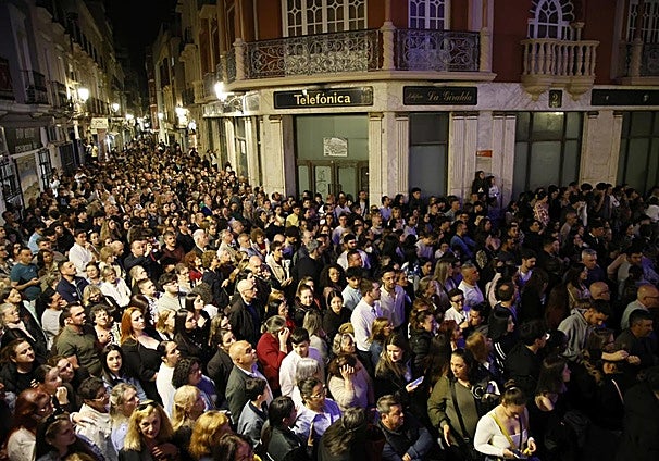 La Virgen de la Soledad lleva el luto a las calles de Badajoz