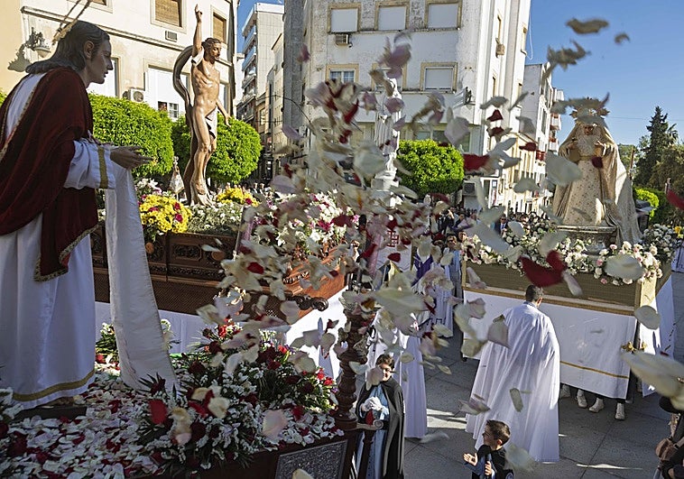 Procesión del Resucitado: La Gloria viste de blanco en Mérida