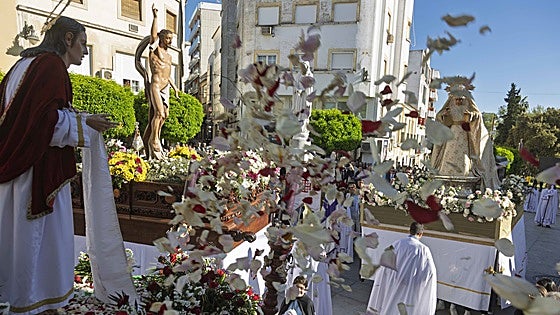 Procesión del Resucitado: La Gloria viste de blanco en Mérida