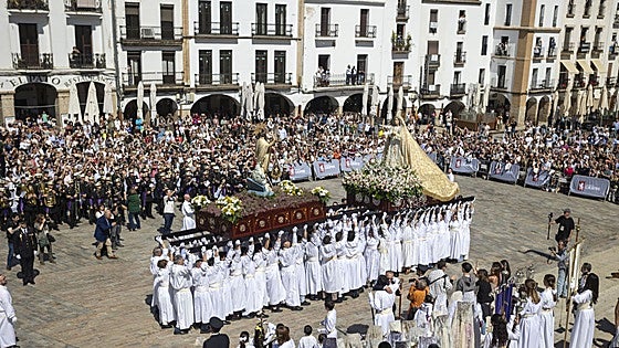 Cáceres se entusiasma con su multitudinario Encuentro y la recuperación de El Redoble como broche a la Semana Santa