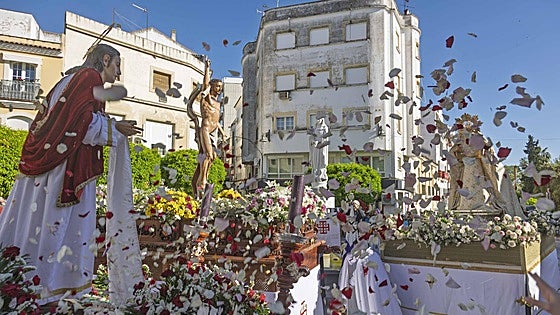 Fotos | Sol y pétalos en la procesión del Resucitado de Mérida