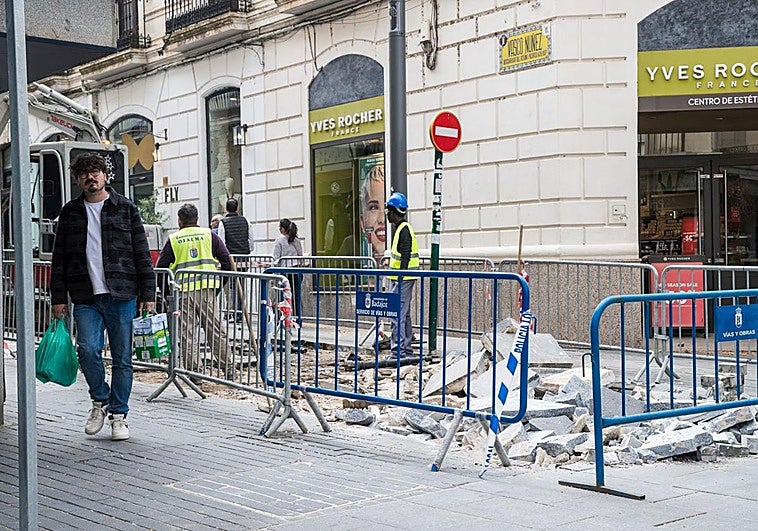 Comienza en Badajoz la obra para sustituir por adoquines las losas de Vasco Núñez